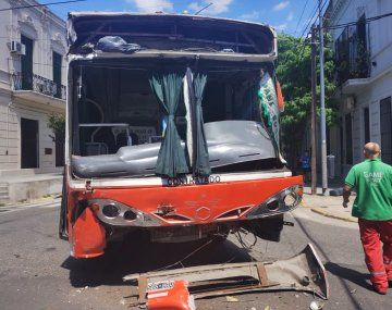 Un micro escolar chocó a un colectivo de la línea 53.