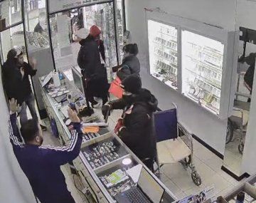 Inesperado robo a una joyería en Quilmes: un ladrón fingió estar en silla de ruedas