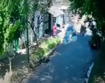 Motochorros le quebraron la mano al arrancarle la mochila