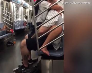 Tienen sexo en el subte adelante de todos
