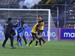 La barra de The Strongest arrojó bengalas e hirió a sus propios futbolistas