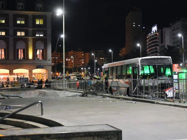 Un colectivo se subió a la vereda y atropelló a varias personas en Mar del Plata Un colectivo se subió a la vereda y atropelló a varias personas en Mar del Plata