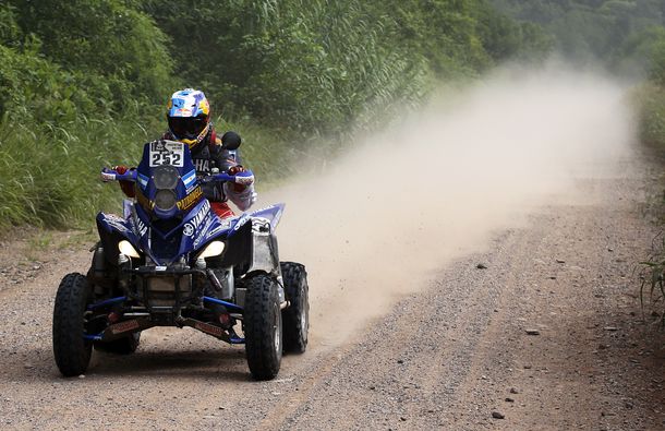 Los argentinos siguen liderando el Dakar en cuatris