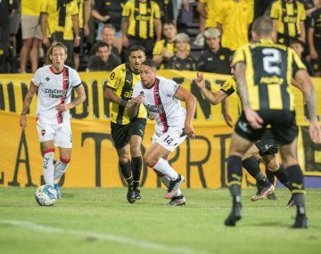 Serie Río de la Plata: Newells derrotó con lo justo a Peñarol