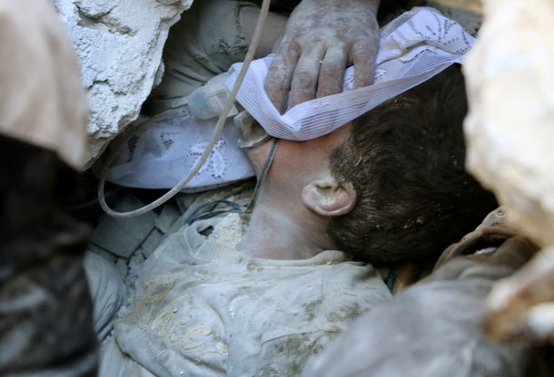 Impactante: sobrevivió a una montaña de escombros luego de un ataque ruso