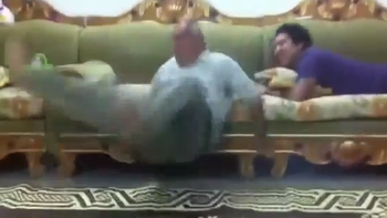 le hace una broma a su abuelo y casi lo mata del susto le hace una broma a su abuelo y casi lo mata del susto