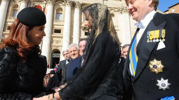 tenemos una reina, un papa y a messi; no nos falta nada tenemos una reina, un papa y a messi; no nos falta nada