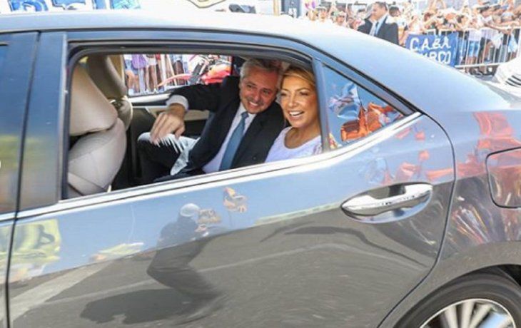 Fabiola Yáñez con Alberto Fernández en el vehículo que los trasladó
