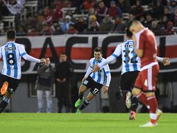 Acuña festeja su tanto, el tercero de Racing Acuña festeja su tanto, el tercero de Racing