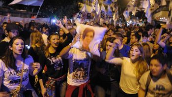 multitudinario recibimiento de cristina kirchner en el aeroparque metropolitano multitudinario recibimiento de cristina kirchner en el aeroparque metropolitano