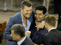 El amistoso gesto entre Tinelli y Angelici en una Asamblea de AFA El amistoso gesto entre Tinelli y Angelici en una Asamblea de AFA