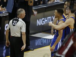stephen curry le arrojo el protector bucal a un aficionado del rival tras ser expulsado stephen curry le arrojo el protector bucal a un aficionado del rival tras ser expulsado