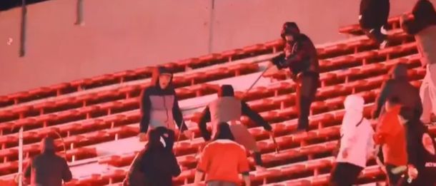 Brutal: un hincha de Independiente tuvo que mostrar su escudo para detener una golpiza