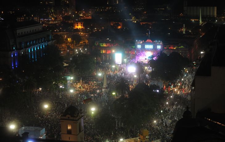 Multitudinario festival en Plaza de Mayo por la democracia