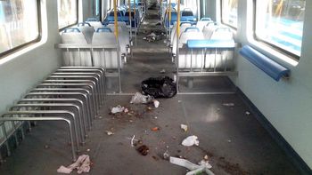 asi quedaron los trenes del sarmiento despues de los ataques por el paro asi quedaron los trenes del sarmiento despues de los ataques por el paro