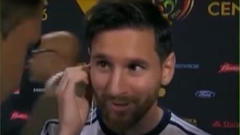 mira la cara de messi al escuchar el relato del gol que le dio el record en la seleccion mira la cara de messi al escuchar el relato del gol que le dio el record en la seleccion