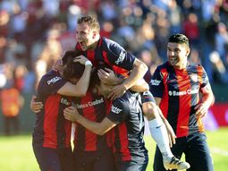 San Lorenzo ganó y no le pierde pisada a Estudiantes.