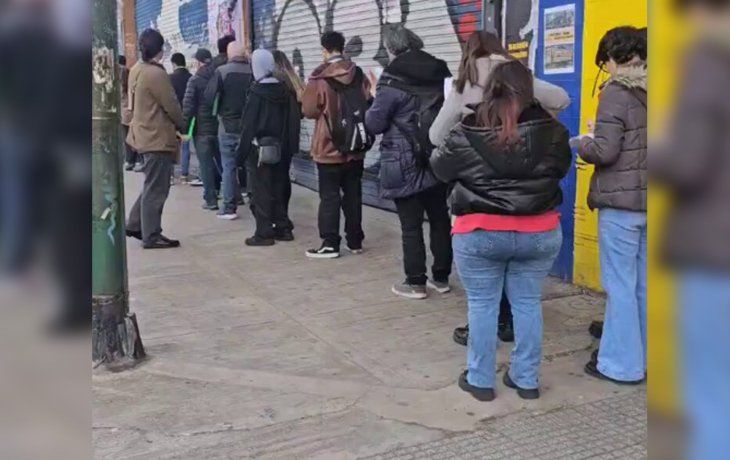 En medio de la crisis, cientos de jóvenes hacen largas colas por su primer trabajo