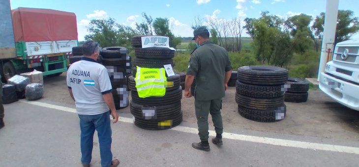 Detienen a un camión con mas de 3 millones de pesos en neumáticos de contrabando