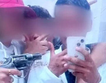 Allanaron la casa de un adolescente de 16 años que llevó un arma a su escuela