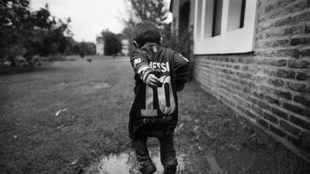 todos quieren ser messi: una muestra de fotos refleja la admiracion al idolo todos quieren ser messi: una muestra de fotos refleja la admiracion al idolo