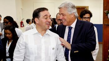Albares confirmó que hubo diálogo con Bustillo para destacar las excelentes relaciones bilaterales entre España y Uruguay. Albares confirmó que hubo diálogo con Bustillo para destacar las excelentes relaciones bilaterales entre España y Uruguay.