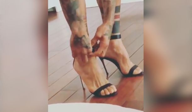 ¿Nueva faceta? Una estrella del fútbol se calzó los tacos altos