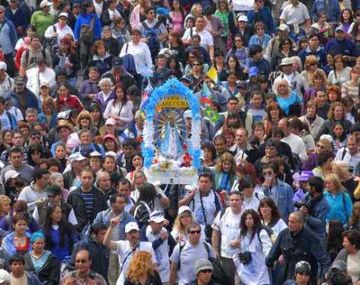 Miles de fieles iniciaron la peregrinación juvenil a Luján