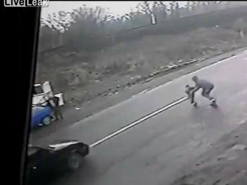 VIDEO: Un padre héroe salva de milagro a su hijo de ser atropellado