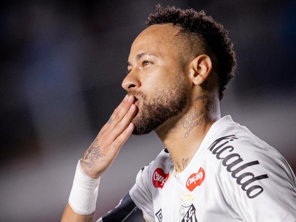 Santos empató por la Copa Sudamericana como local y Neymar se cruzó con sus hinchas