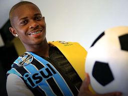 futbolista tiene 16 anos y no le creen futbolista tiene 16 anos y no le creen