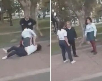 Dos chicas se pelearon a trompadas en una plaza y una mujer las separó a los cachetazos