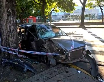 Pompeya: le robó el auto a su tía y terminó incrustado contra un árbol