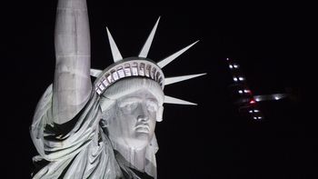 fotos: mira como un avion solar sobrevolo la estatua de la libertad fotos: mira como un avion solar sobrevolo la estatua de la libertad