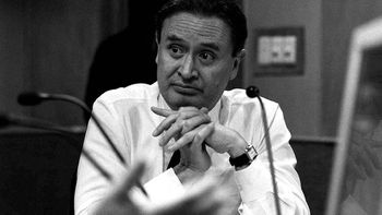 El desaparecido periodista Ricardo Rocha entrega a la justicia en 1996 una copia del videocasete de la Masacre de Aguas Blancas. El desaparecido periodista Ricardo Rocha entrega a la justicia en 1996 una copia del videocasete de la Masacre de Aguas Blancas.