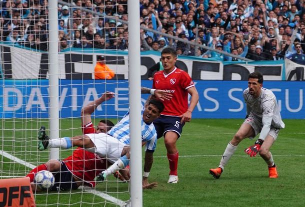 ¿De Zaracho o Maravilla Martínez?: el insólito gol con el que Racing abrió el Clásico ante Independiente