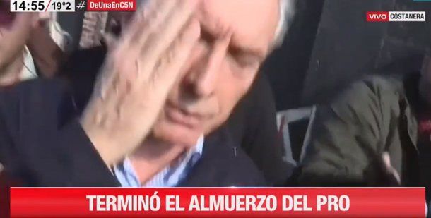 Mauricio Macri se golpeó con la cámara de C5N en un insólito blooper