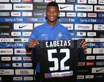 Bryan Cabezas al ser presentado en Atalanta, el dueño de su pase