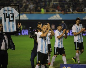 Chiqui Tapia exhibe la camiseta que recibió Javier Mascherano