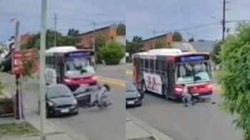 abrio la puerta sin mirar, embistio a un ciclista y un colectivo evito una tragedia abrio la puerta sin mirar, embistio a un ciclista y un colectivo evito una tragedia