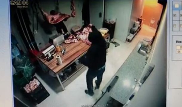 Un ladrón robó una carnicería y se llevó medio lechón