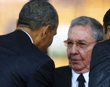 El saludo entre Obama y Raúl Castro en el funeral de Mandela