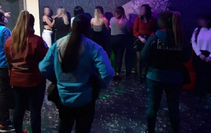 Ciudad: desarticularon una fiesta clandestina con más de 100 personas y un karaoke