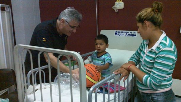 A horas de la final del Súper 8, Obras y Quimsa regalaron pelotas de básquet