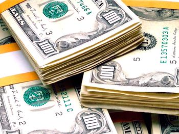 El dólar negro bajó fuerte a $8,27 y el oficial cerró a $5,125