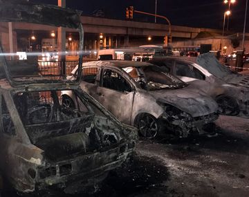 Se incendiaron cuatro autos en el hospital Posadas. Foto @marcelodellisola