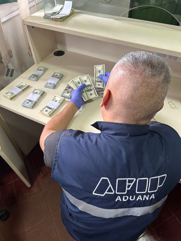 Descubren dólares sin declarar en frontera de Argentina con Brasil