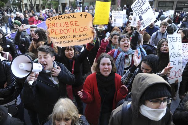 Tribunal que absolvió a un supuesto pedófilo está indignado por reacción de manifestantes