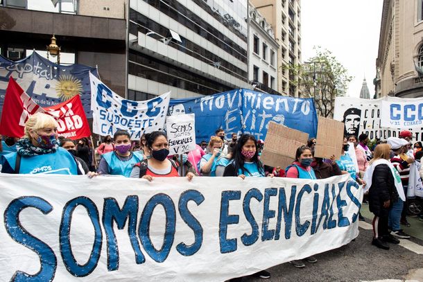 Movimientos sociales marcharon por un reconocimiento para trabajadores de merenderos y comedores