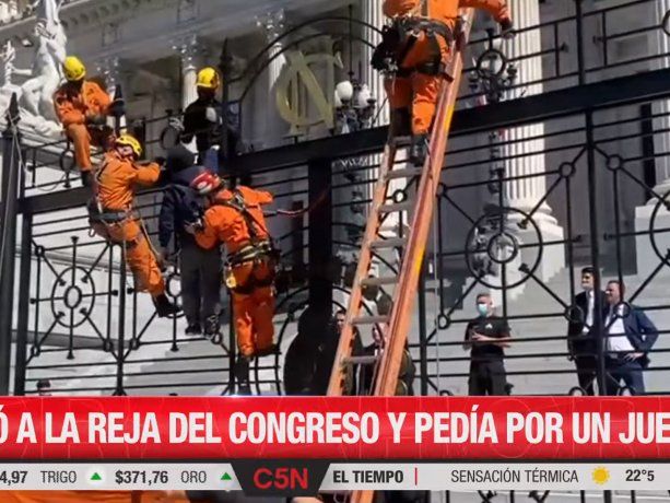 Un hombre se encadenó en el Congreso y denunció que hay armas que controlan la mente